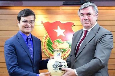 Anh Bùi Quang Huy tiếp xã giao Phó Chủ tịch Ủy ban Đối ngoại thành phố Saint Petersburg