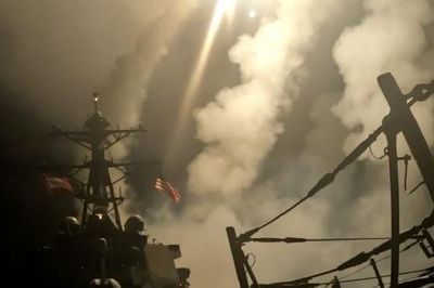 Houthi tấn công tàu sân bay Mỹ ở Biển Đỏ, Iran lên án cuộc không kích Yemen