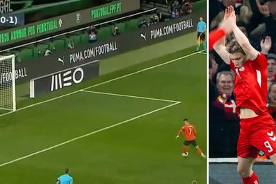 Ronaldo đá 11m tệ chưa từng thấy, Bồ Đào Nha thắng 'nghẹt thở'