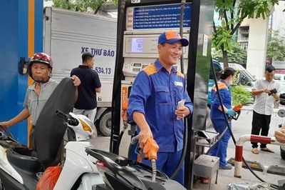Giá xăng tiếp tục tăng hơn 300 đồng/lít