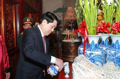 Chủ tịch nước Lương Cường dâng hương tưởng niệm các Vua Hùng