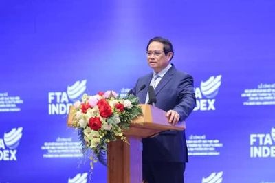 Hội nhập không chỉ có thảm đỏ và hoa hồng