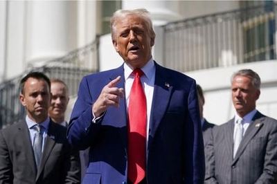 Tổng thống Donald Trump 'phanh gấp', hoãn thuế quan 90 ngày
