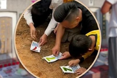 Mang vé số ra mộ tổ tiên cào lấy 'lộc', chàng trai 25 tuổi bất ngờ trúng liên tiếp mấy giải