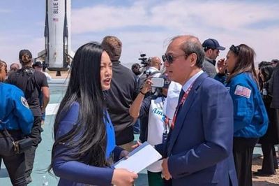Trao thư của Chủ tịch nước Lương Cường cho người phụ nữ gốc Việt đầu tiên bay vào vũ trụ