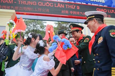 Tình cảm đặc biệt của thầy và trò trường Tiểu học Đồng Đăng dành cho hai Bộ trưởng Quốc phòng Việt Nam và Trung Quốc