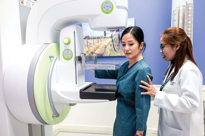 Ca sĩ Hồng Nhung bị ung thư vú: Ai nên tầm soát?