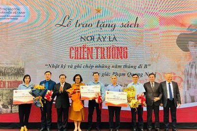 Trao tặng cuốn sách 'Nơi ấy là chiến trường' - cuốn nhật ký chân thực về một thời hoa lửa