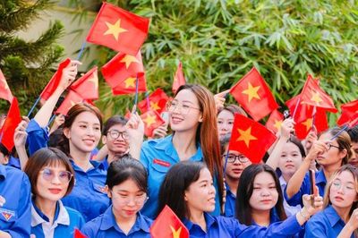 Các 'nàng Hậu' Việt xúc động trong lễ chào cờ 'Tôi yêu Tổ quốc tôi', hướng đến Đại lễ 30/4