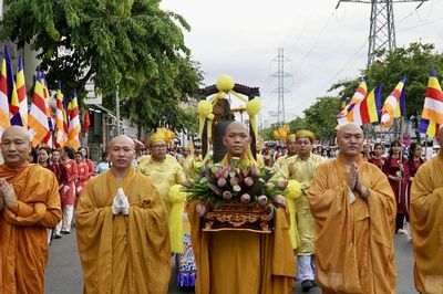 Hơn 500 Tăng Ni, Phật tử tham gia Lễ rước Phật đản sinh về chùa Tuyền Lâm (Q.6), cử hành nghi thức Mộc dục