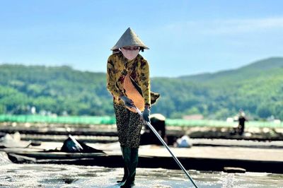Miệt mài trên cánh đồng muối Sa Huỳnh