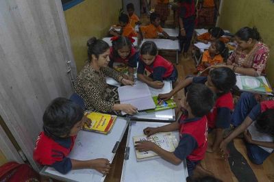 Chùm ảnh: Những lớp học đặc biệt trong thùng hàng