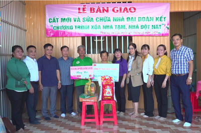 Bàn giao 4 căn nhà 'Đại đoàn kết' cho hộ nghèo