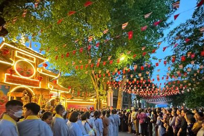 Hà Nội: Hàng vạn người xếp hàng đợi chiêm bái Xá lợi Đức Phật