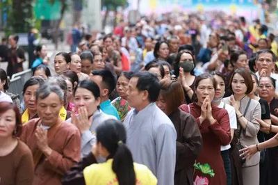 Hàng nghìn người dân chiêm bái xá lợi Phật ở chùa Quán Sứ