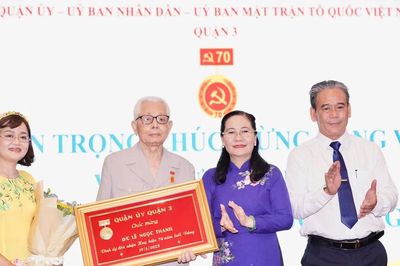 Quận 3 Trao Huy hiệu Đảng đến 143 đảng viên