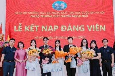 Năm học sinh ưu tú được kết nạp Đảng