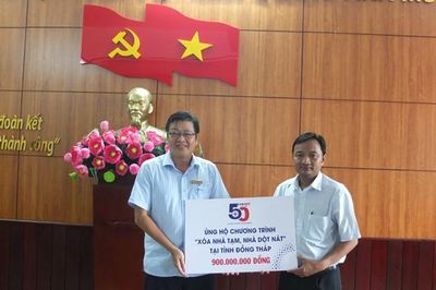 Tiếp nhận kinh phí ủng hộ cất nhà Đại đoàn kết cho hộ nghèo