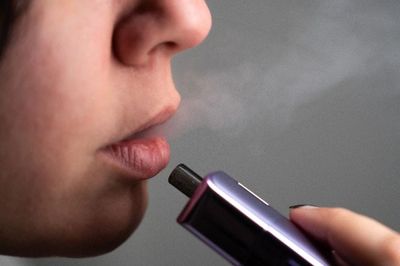 Ba Lan thông qua quy định cấm bán thuốc lá điện tử cho trẻ vị thành niên
