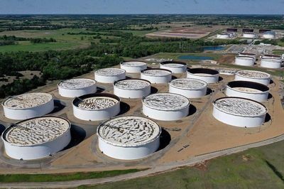 Giá xăng dầu hôm nay 23/5: Đồng USD tăng và khả năng OPEC+ tiếp tục tăng sản lượng gây áp lực lên giá