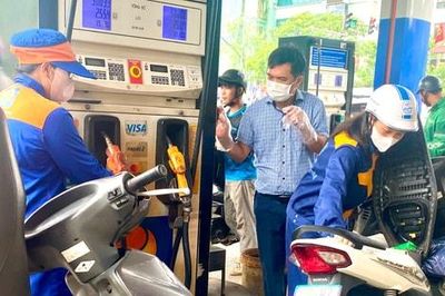 Giá xăng tăng nhẹ, giá dầu giảm