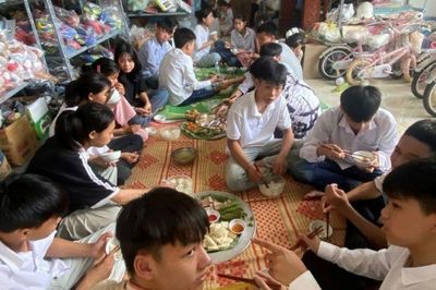 Vợ chồng trẻ ở Phú Thọ nấu cơm và cho thí sinh nghỉ trọ miễn phí
