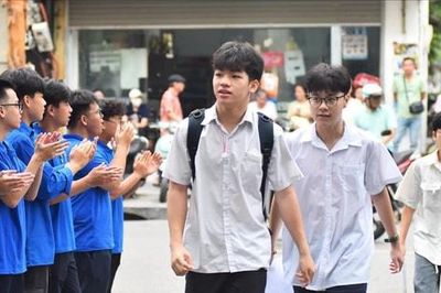 Thí sinh hoàn thành thủ tục, sẵn sàng cho bài thi môn ngữ văn
