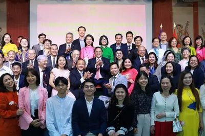 Thủ tướng gặp gỡ cộng đồng người Việt Nam tại Pháp