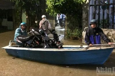 Người dân vùng trũng Đà Nẵng thức xuyên đêm ứng phó ngập lụt