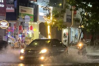 Mưa lớn, người dân Đà Nẵng nửa đêm đưa xe đi tránh ngập