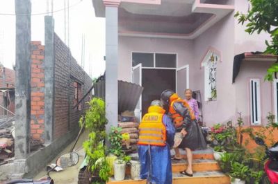 Công an tỉnh Quảng Nam túc trực chốt chặn, hướng dẫn giao thông tại các tuyến ngập lụt, sạt lở