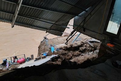 Sạt lở khiến nhà sập, cuốn trôi ô tô ở Quảng Trị
