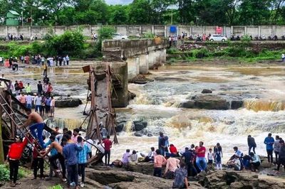 Hiện trường vụ sập cầu ở Ấn Độ, hàng chục người thương vong