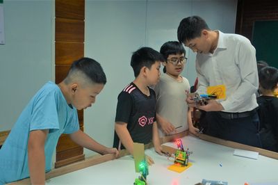 Cho trẻ tiếp cận sớm với robotics