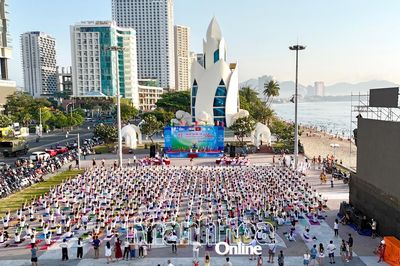 Hơn 1.300 người đồng diễn yoga tại Quảng trường 2 tháng 4, TP. Nha Trang