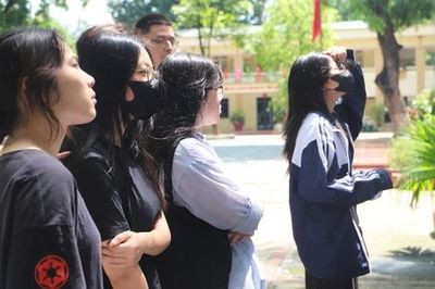 Kỳ thi tốt nghiệp THPT 2025: Phụ huynh 'gỡ áp lực' cho con