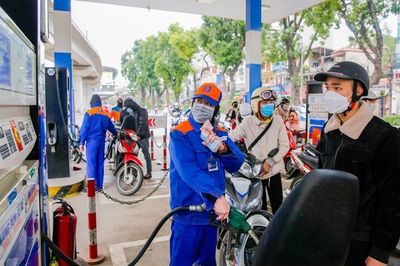 Giá xăng RON 95 tăng vượt 21.500 đồng/lít