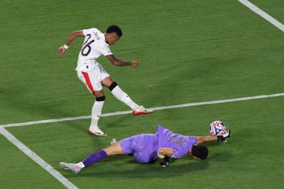 Màn trình diễn 'điên rồ' của Bounou trước Man City