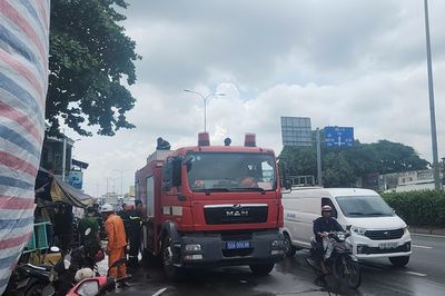 Cháy nhà trọ ở TP.HCM, 5 phòng bị thiêu rụi