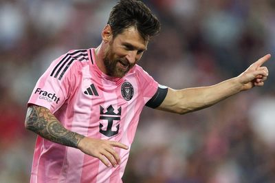Messi lập kỷ lục mới, bỏ xa Ronaldo