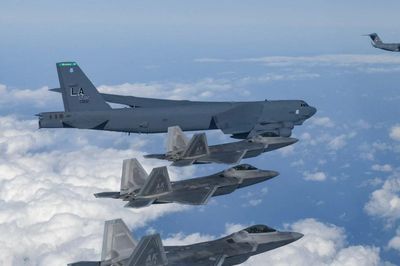 'Pháo đài bay' B-52 tham gia tập trận không quân chung Mỹ - Nhật - Hàn