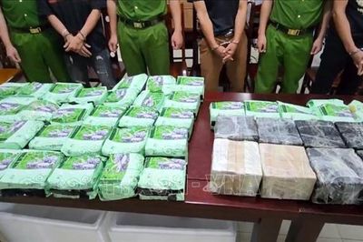Triệt phá đường dây ma túy xuyên quốc gia, thu giữ 60 bánh heroin, 37kg ma túy đá