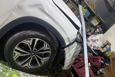 Hyundai Santa Fe lao vào nhà dân ở Quảng Trị, tài xế hứa bồi thường rồi mất hút