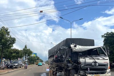 Gia Lai: Tài xế thoát nạn sau khi tông vào đuôi xe tải khiến ca bin biến dạng