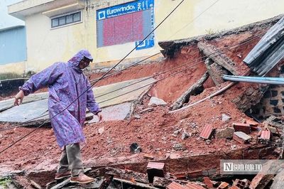 Gia Lai: Tường rào bến xe Đức Long bất ngờ đổ sập
