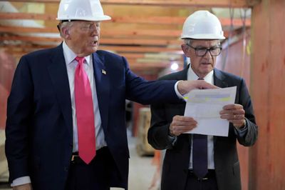 Ông Trump lại kêu gọi mạnh tay hạ lãi suất khi thị sát công trình trụ sở Fed