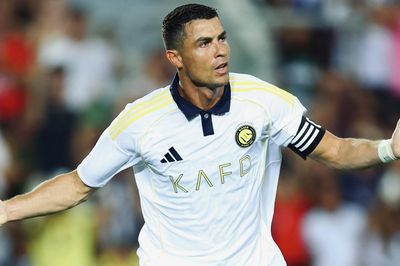 Ronaldo cùng Joao Felix tạo siêu phẩm, hành động cảm xúc với fan