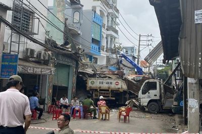 Nổ lò hơi ép kính, ít nhất 4 căn nhà bị ảnh hưởng
