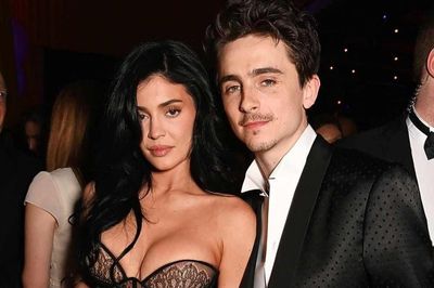 Tình cảnh của Timotheé Chalamet và bạn gái nóng bỏng