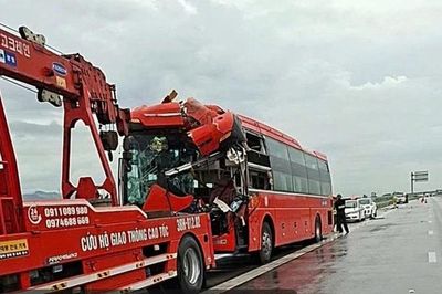 Xe khách nát đầu sau va chạm với xe container ở Hà Tĩnh